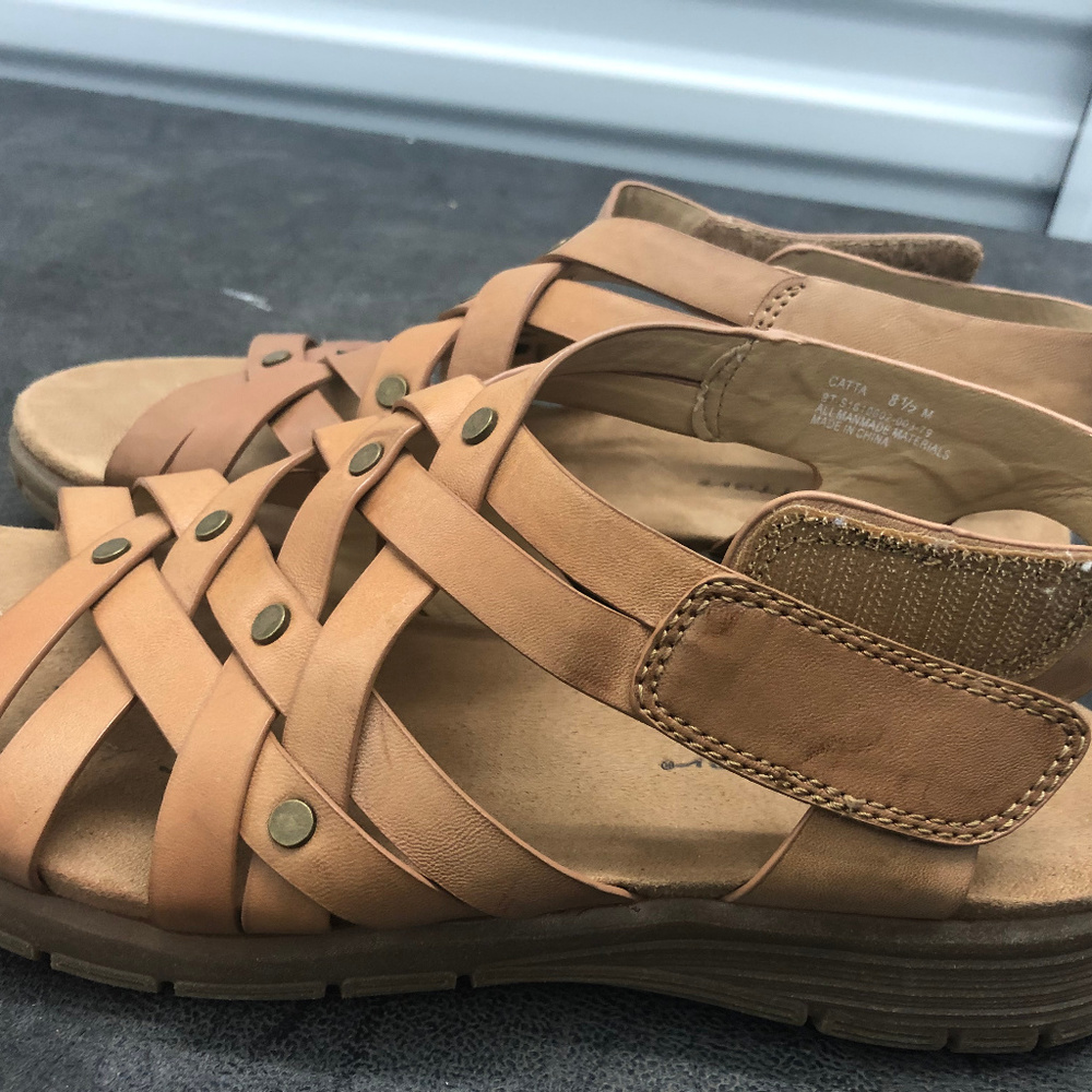 Trendsetter Women's Tan Strappy Adustable Sandals